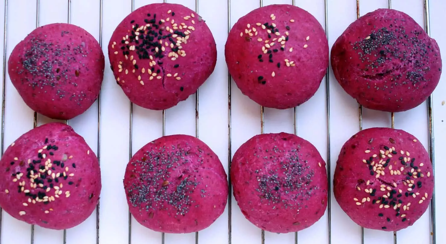 Receta para hacer pan de betarraga en 60 minutos.